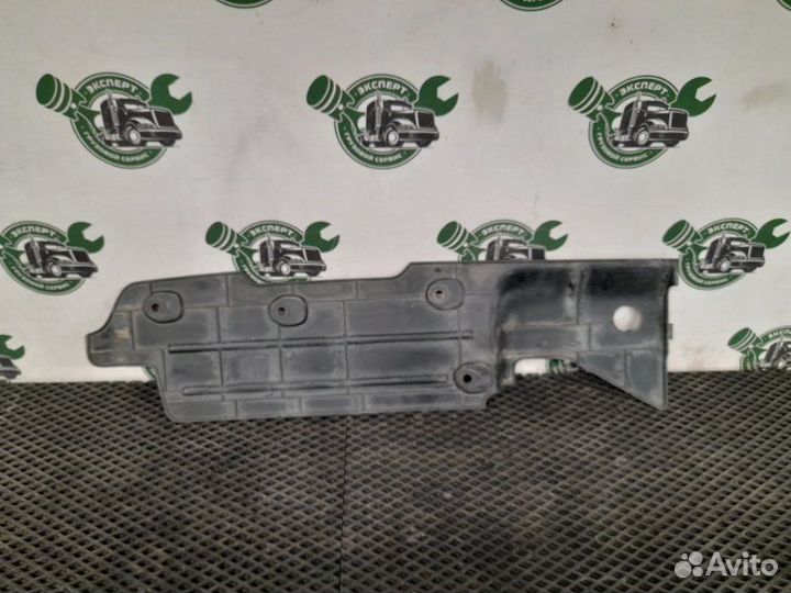 Торцевая накладка облицовки фары левая Volvo Fmx