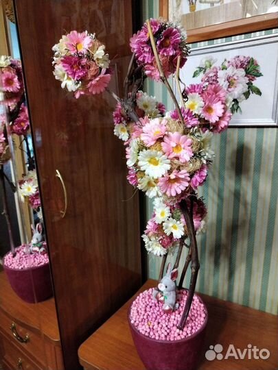 Композиция из искусственных цветов