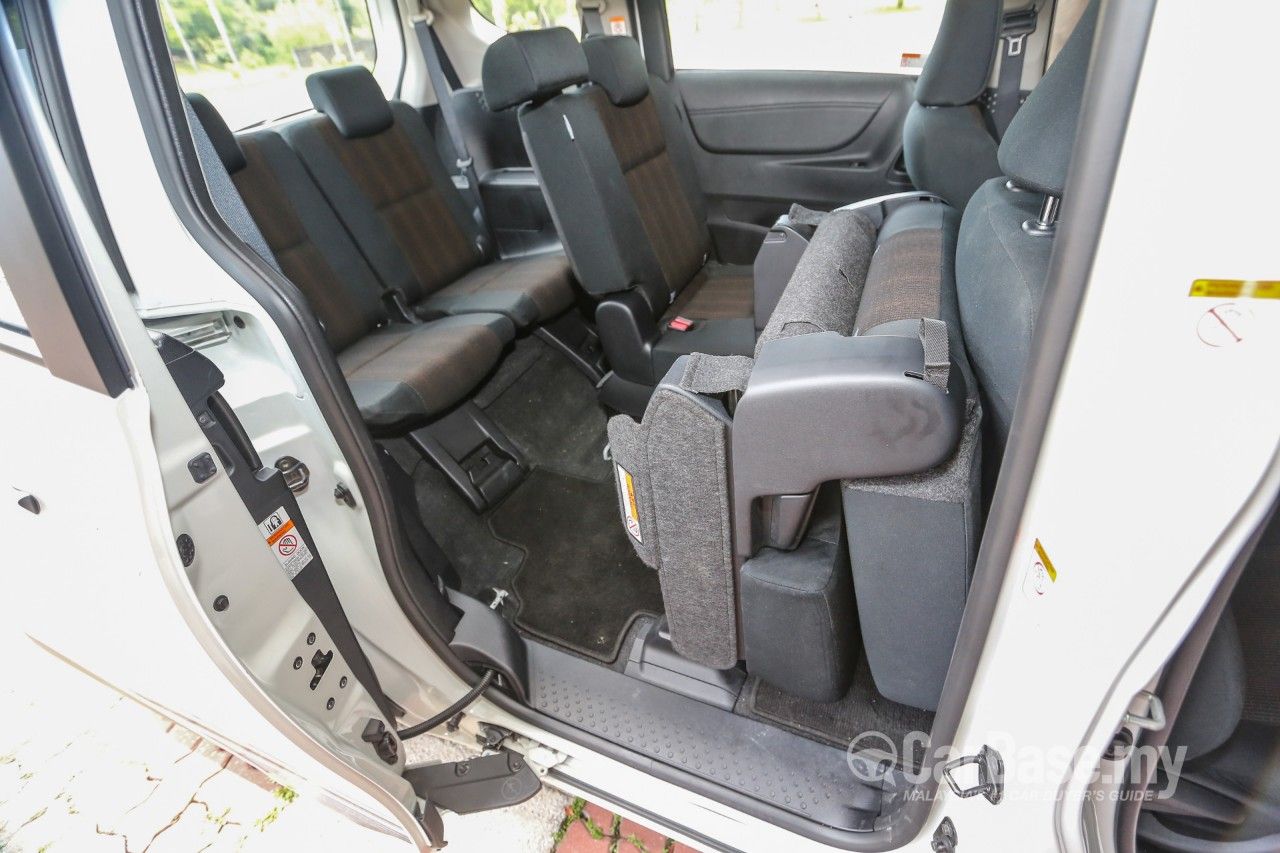 Toyota Sienta: фото владельца