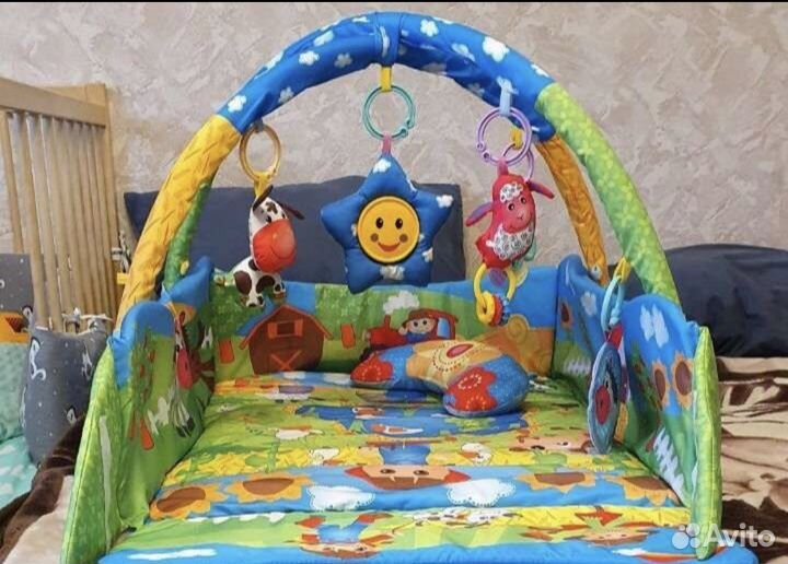 Развивающий коврик с игрушками