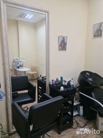 Парикмахерское кресло, помошник, зеркало
