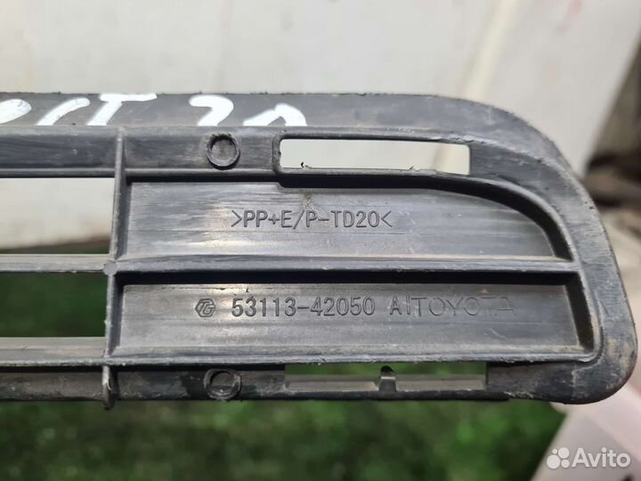 Решетка переднего бампера Toyota RAV4