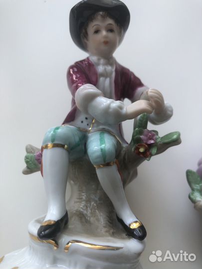 Две парные фарфоровые фигурки