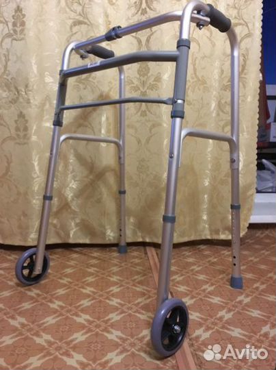 Ходунки для взрослых на колесиках