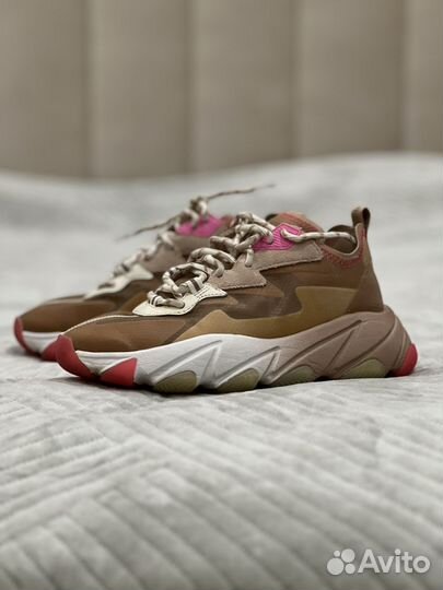 Кроссовки женские