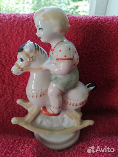Фарфоровая статуэтка 