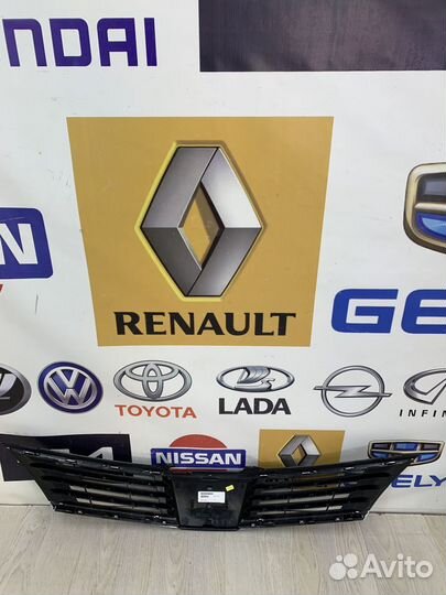 Решетка радиатора Nissan tiida