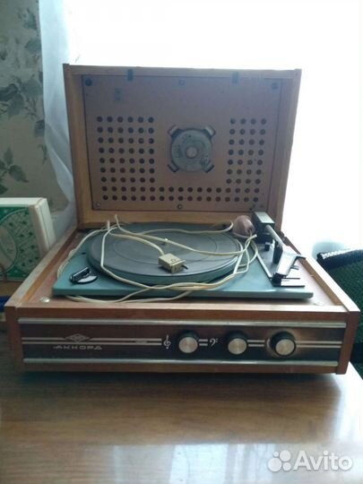 Виниловый проигрыватель с пакетом пластинок