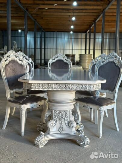 Стол и стулья 