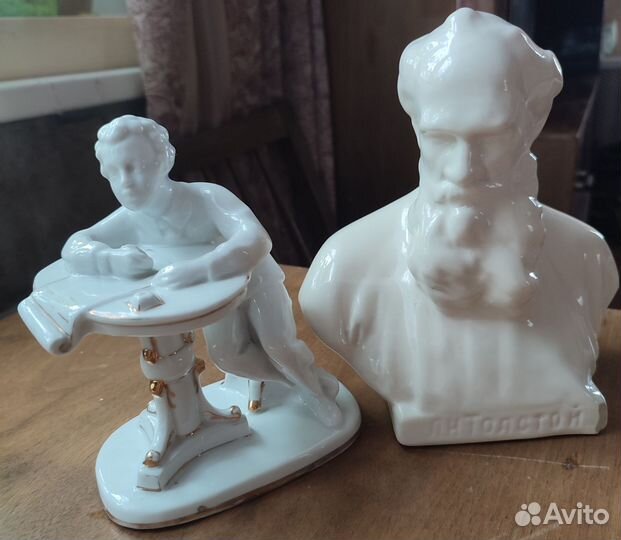 Бюсты Пушкина и Льва Толстого