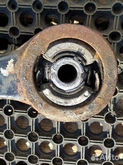 Тяга реактивная продольная левая