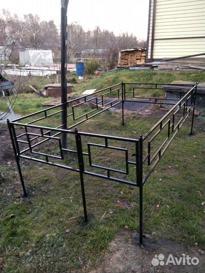 Ограды могильные, кресты, лавочки