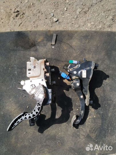 Педали Renault Fluence 2010 года