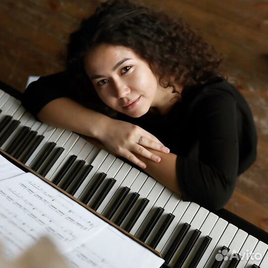 Уроки вокала и игры на фортепиано