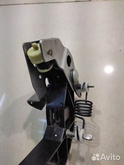Педаль сцепления (Chevrolet Camaro VI)