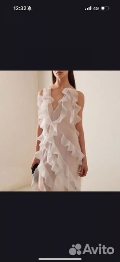 Платье с воланами белое