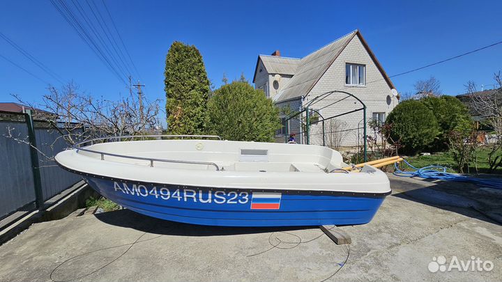 Лодка моторная с веслами 