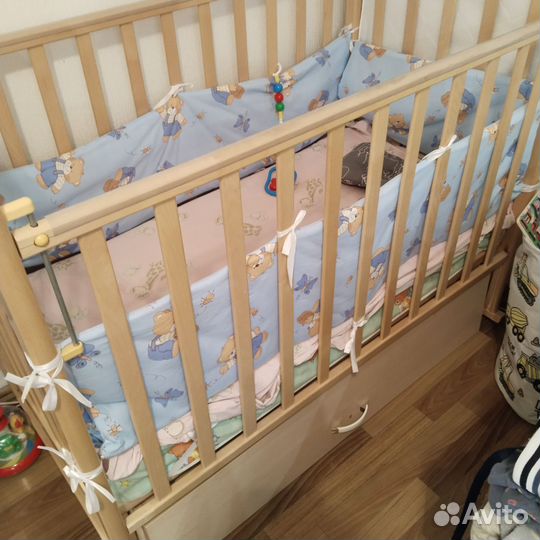 Детская кроватка с маятником и ящиком