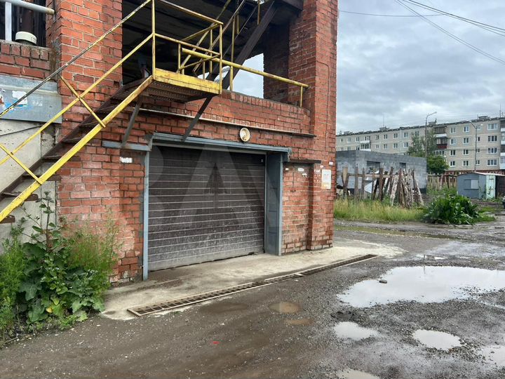 Гараж, > 30 м²