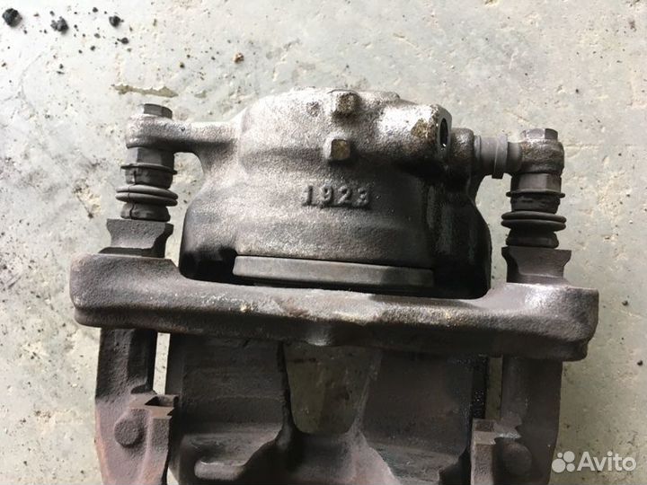 Суппорт передний правый Mercedes-Benz B-Class W246