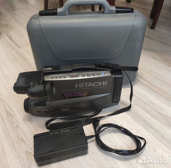 Видеокамера из 1990-х Hitachi VHS