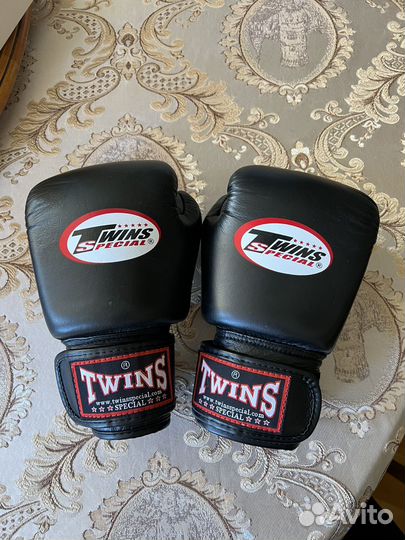 Боксерские перчатки twins 6 oz