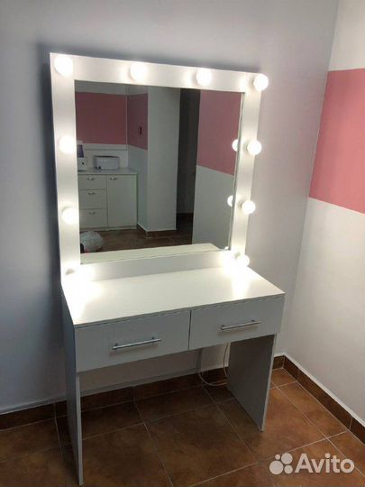 Стол визажитса