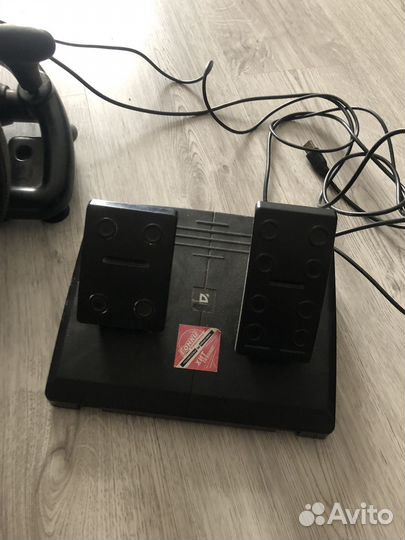 Игровой руль с педалями defender