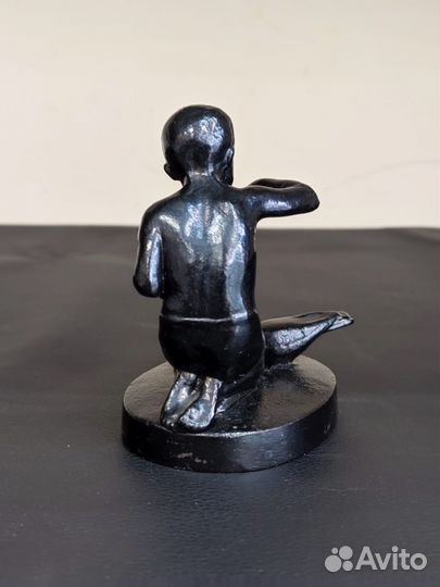 Статуэтка Мальчик кормит голубей Касли 9,5 см