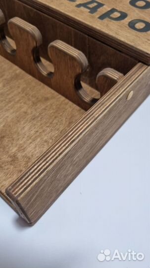 Полка для винных бутылок и бокалов