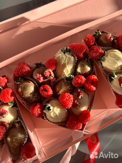 Клубника в шоколаде с малиной