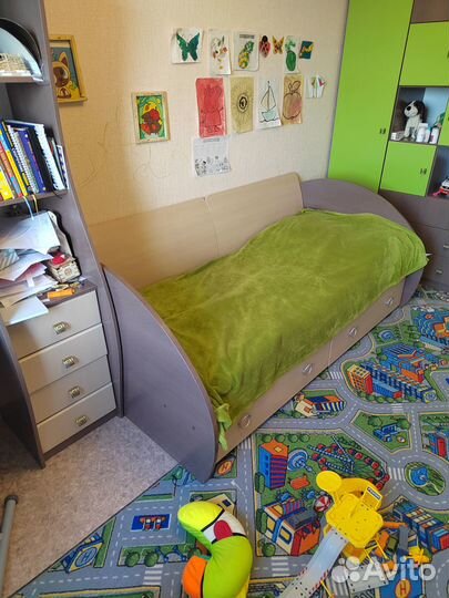 Детская кровать, шкаф и письменный стол