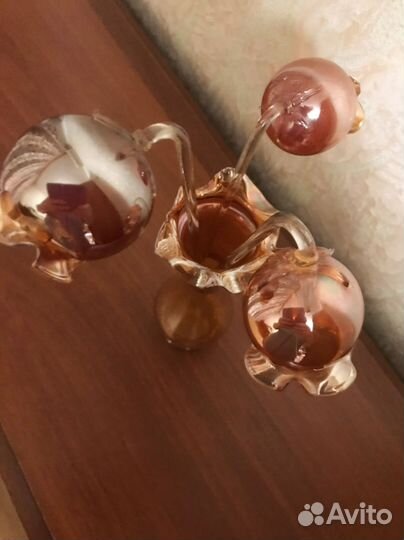 Цветы из цветного стекла в вазе