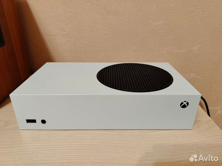 Xbox Series S с геймпадом