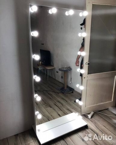 Зеркало с лампочками безрамочное