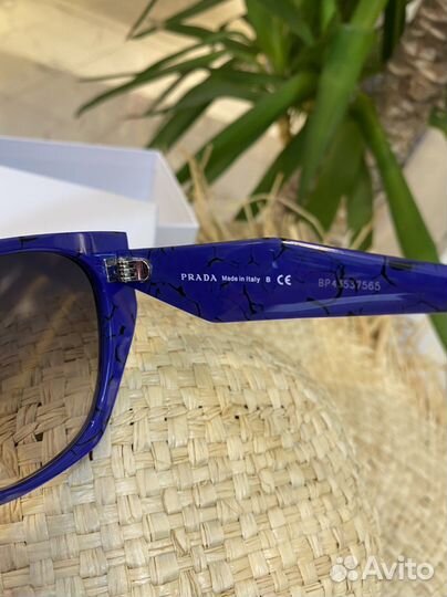 Очки Prada
