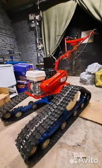 Мотоблок на гусеницах с санями на лыжах