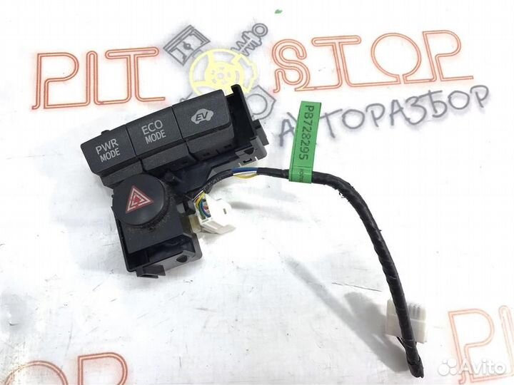 Кнопка аварийной сигнализации Toyota prius ZVW30