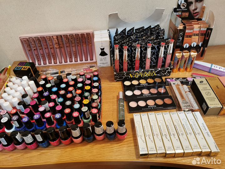 Женская косметика в ассортименте