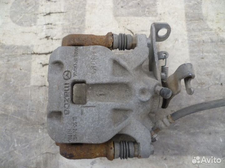 Мазда 3 Суппорт задний левый