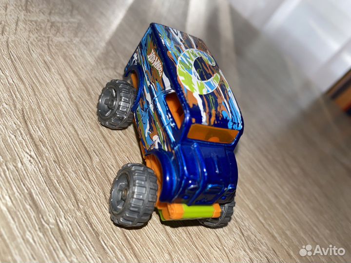 Машинка hot wheels monster dairy delivery