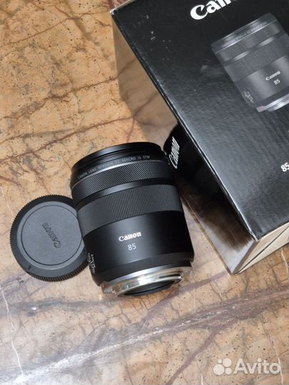 Canon RF 85mm f/2 Macro IS STM