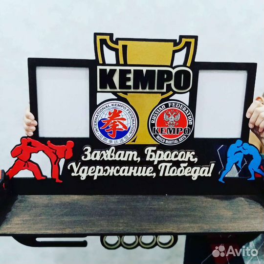 Медальница с полкой