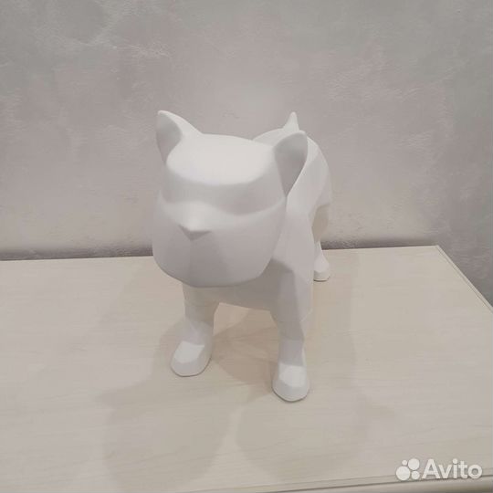 Гипсовая скульптура собаки