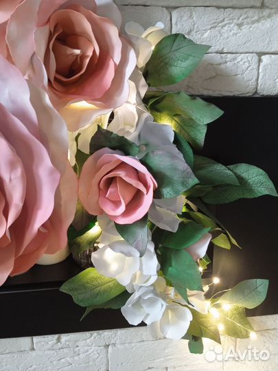 Композиция из искусственных цветов