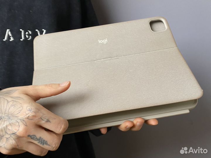 Logitech Combo Touch iPad 11 Pro Sand Used