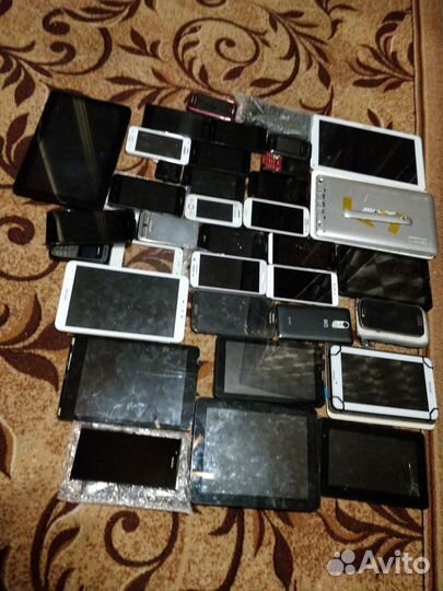 Набор планшетов и телефонов