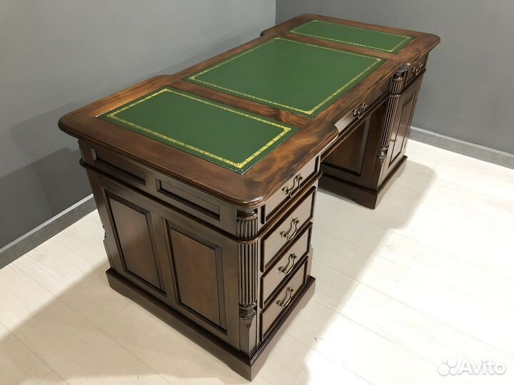 Письменный стол в кабинет