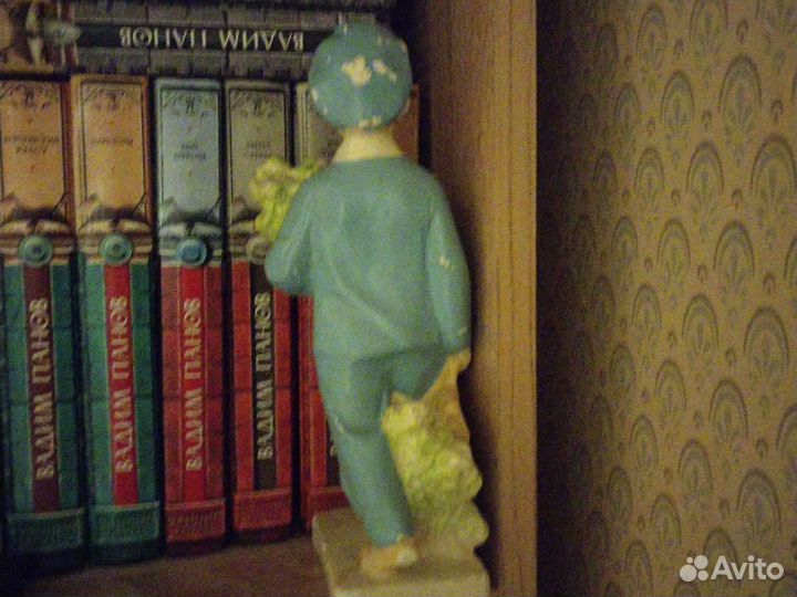 Советская статуэтка Школьник с цветами