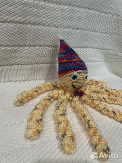 Игрушка осьминог в шапочке вязанный